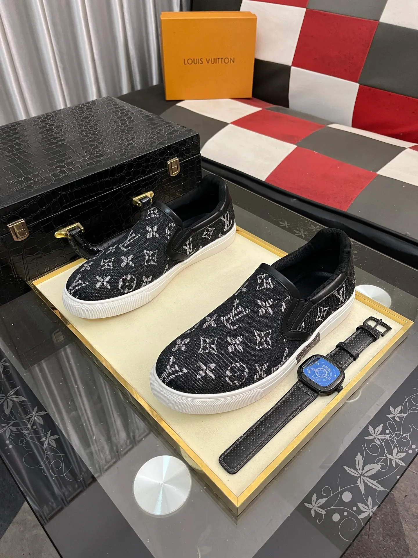 Men's shoes 💰400⌚️⌚️LV's new men's high-end casual sports shoes, using imported first-layer cowhide silk screen printing brand lougou, original ultra-light tpu outsole, wear-resistant and comfortable, Monogram lougou embellished rubber outsole, breathable mesh lining, versatile classic style! Size: 38-442️⃣Colors available